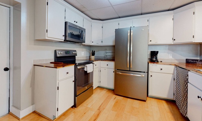 Lake Luzerne-Hadley Casa | Fun cottage in town, near lake w/game room