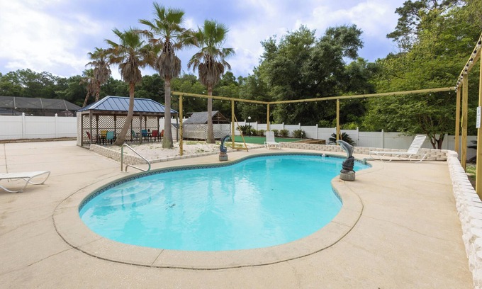 Foley Casa | Fun Daze- Beautiful, Private *Heated Pool, Putting Green, Amazing Low Rates!