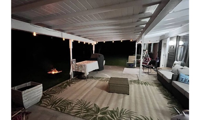 Laguna Park Casa | Fun, Family Friendly Home steps to Lake Whitney
