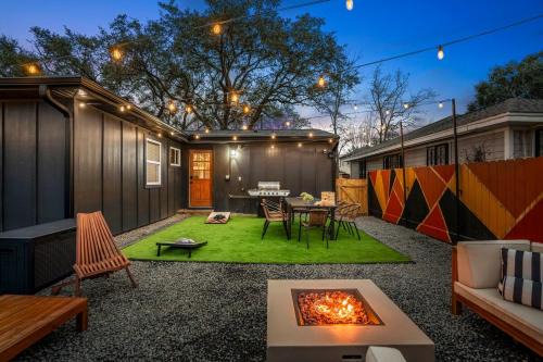 Braeswood Place Casa | Fun-Filled Backyard Firepit Grill Games Good Vibes