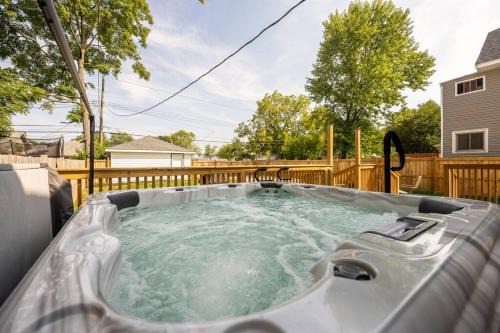 Near Eastside Casa | Fun for Everyone w Hot Tub BBQ Patio