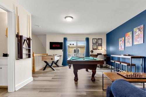 Hampton Casa | Fun Game Room Steps to Beach 2 Level Lux Condo