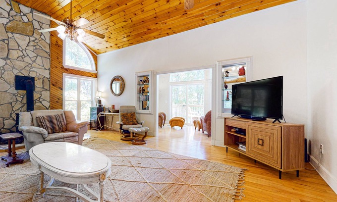 Clarkesville Casa | Fun getaway on three wooded acres with furnished deck & forest views