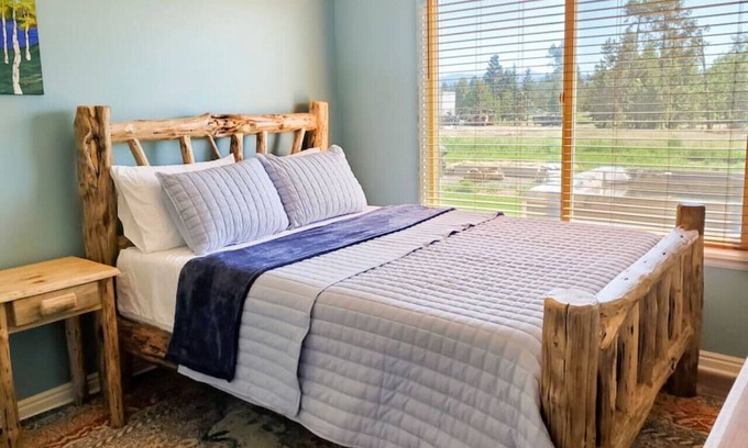 Donnelly Cabina | Fun Getaway with Hot Tub, Arcade, Playground!