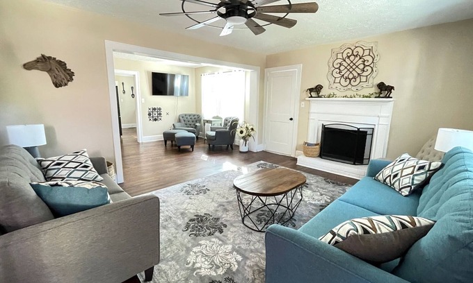 Aiken Casa | Fun House/King Bed - Close to Town/Full of Entertainment!