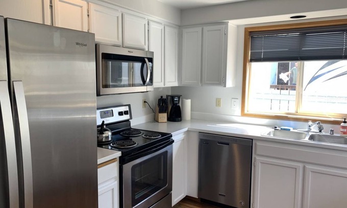 Sunland Estates Casa | Fun in the Sun! Columbia River, wineries, Gorge concerts - sleeps up to 8