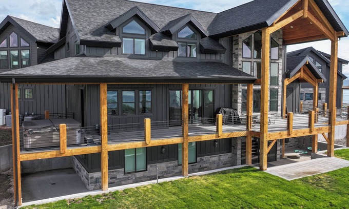 Fish Haven Casa | Fun Large cabin in gated community near bear lake.