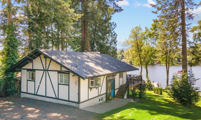 Olympia Casa | Fun on the lake at the Black Lake Chalet