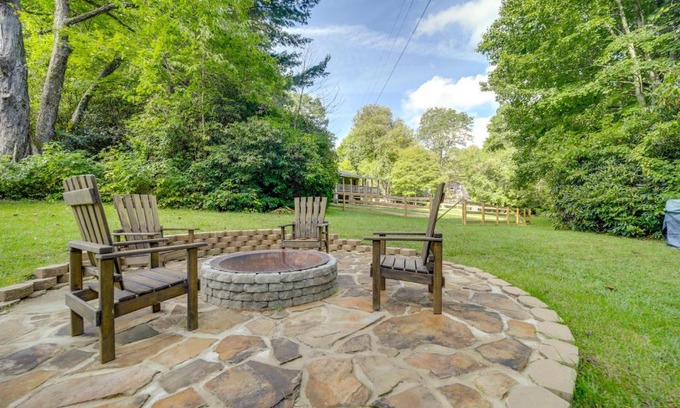 Highlands Casa | Fun Pet-Friendly Highlands Retreat with Fenced Yard!