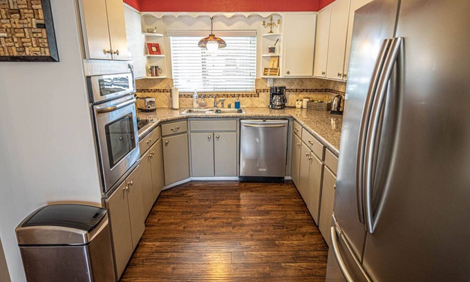Rancho Oakey Casa | *FUN* POOL* GRILL*GREAT LOCATION*PRIVATE*FAMILY