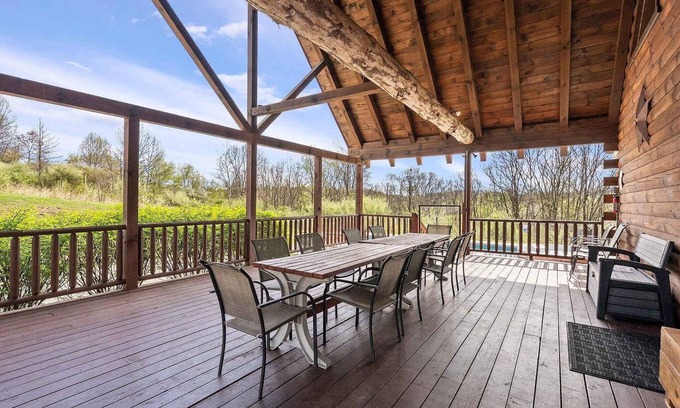 Logan Cabina | Fun Private Lodge for 18 Pool Pond Hot Tub