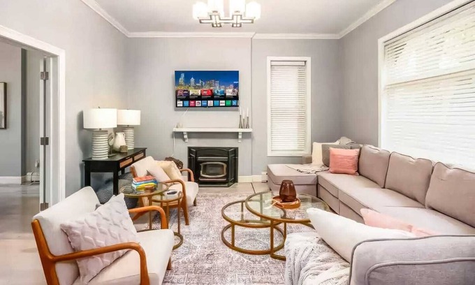 Weinland Park Casa | Fun upscale oasis w/hot tub near OSU & Short North