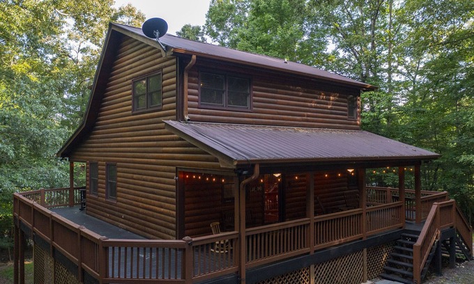 Cherry Log Cabina | Fun Woodsy Cabin! Hot Tub, Game Room, Fire Pit! In the Aska Adventure Area