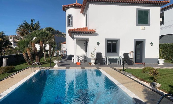Sao Roque Apartamento | Funchal Apt- Sleeps 2 - Pool & Parking - Madeira