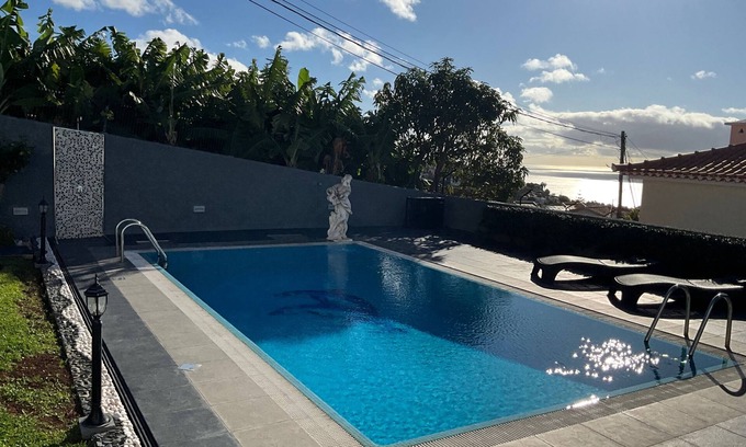 Sao Roque Apartamento | Funchal Apt- Sleeps 2 - Pool & Parking - Madeira