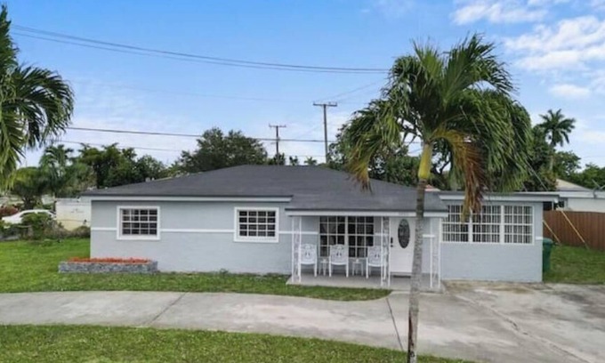 Lauderhill Casa | Funhouse – Pool Table, Games & South Florida Sun!"