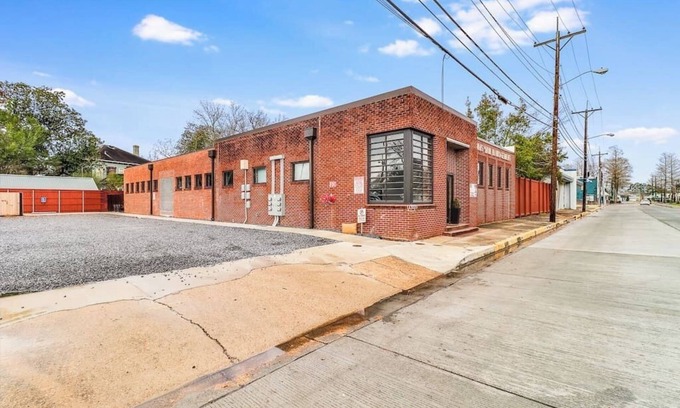Downtown Apartamento | Funky Downtown Flat with Gameroom & Firepit