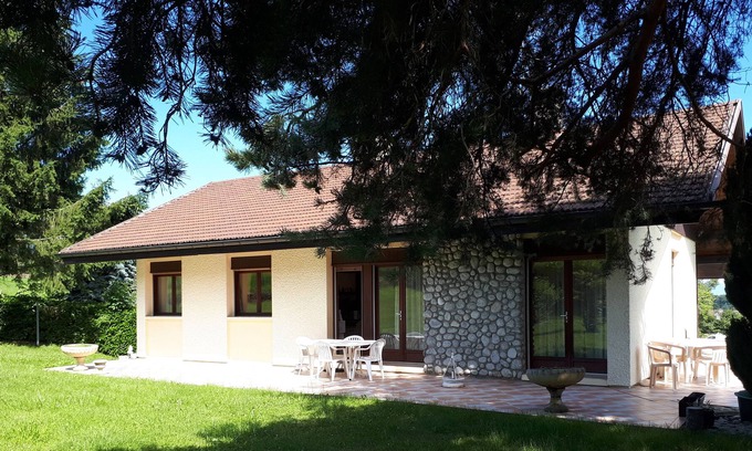 Amancy Casa | Casa amueblada en un parque arbolado / garaje, vista a campos y montañas