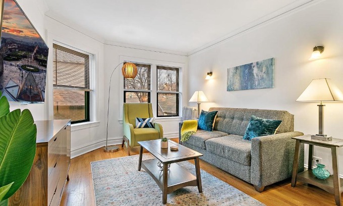 North Center Apartamento | Furnished 1BR Apt with Natural Light & King Beds - Larchmont ALL REP