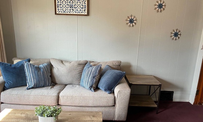 Quincy Apartamento | Furnished 2 Bedroom Apartment Centrally Located