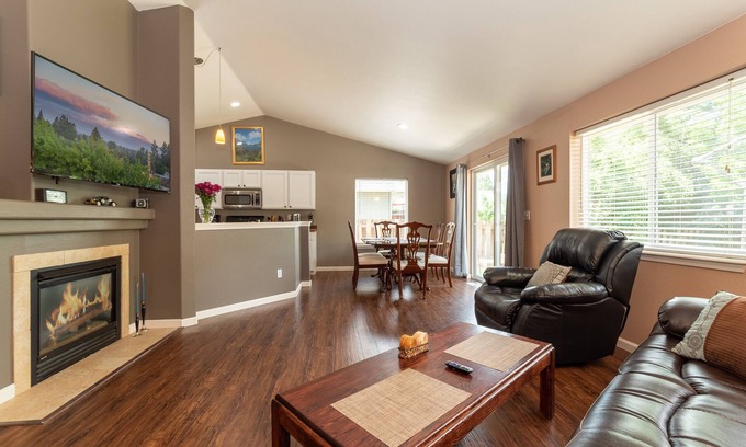 Southwest Bend Casa | ¡Alquiler ejecutivo nuevo! Cerca de Old Mill, un solo nivel con patio.