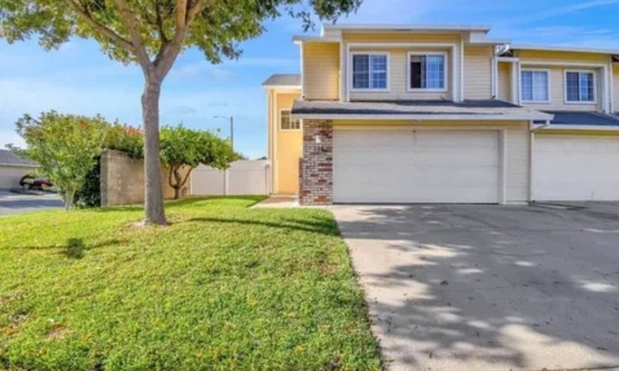 Yuba City Casa | Two-story home in quiet family community with pet and baby accommodations