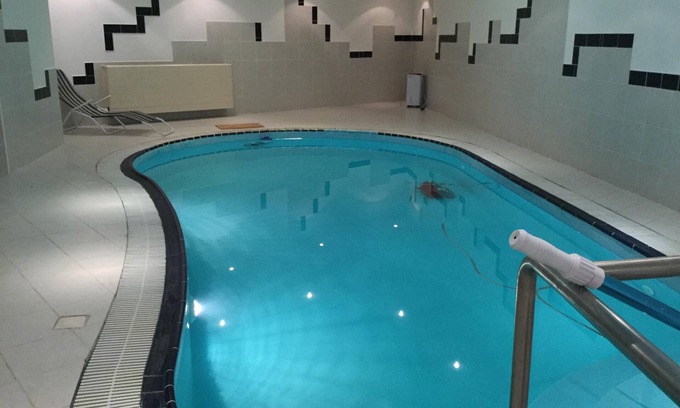 Pardubice Casa | Alojamiento amueblado con piscina cubierta.