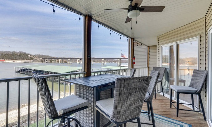 Camdenton Condominio | Furnished Balcony + Lake View: Camdenton Condo