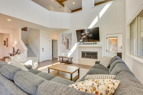 Grand Elk Ranch Casa | Furnished Deck and Hot Tub Chic Granby Home!