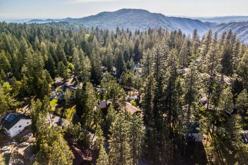 Mi-Wuk Village Casa | Furnished Deck High Sierra Cabin in Twain Harte!