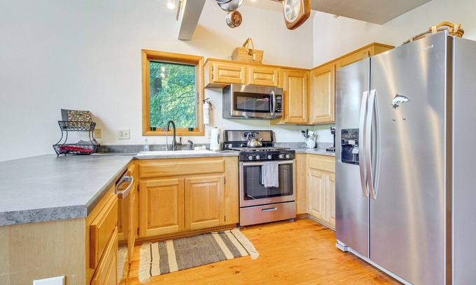Flippin Cabina | Furnished Deck & On-Site Creek: Rae Valley Cabin