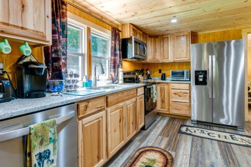 Cosby Casa | Furnished Deck Rustic Cabin in Cosby!