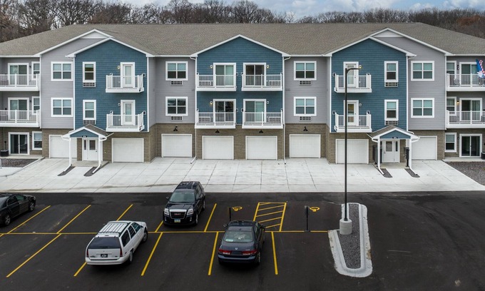 Bettendorf Apartamento | Furnished Executive Studio Apartment on the Duck Creek Bike Path in Bettendorf.