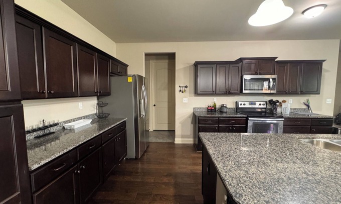 Ellendale Casa | Furnished Home with 4 Bedrooms and Prime Location for Nurses & Executives