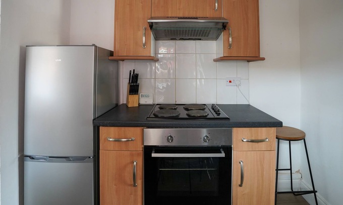 Newbottle Casa | Furnished house Free parking 6 Guest