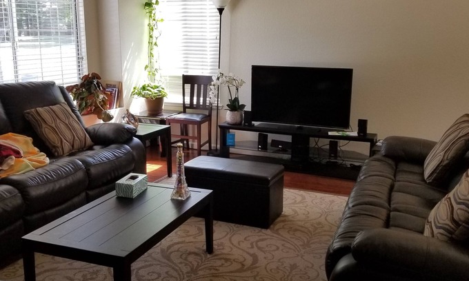 Hood Casa | Furnished queen bedroom