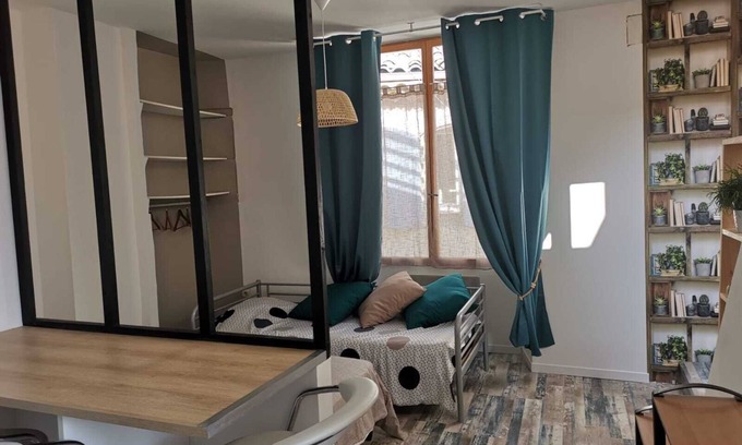 Pont-Saint-Esprit Apartamento | Estudio amueblado de 25 m2 con azotea.