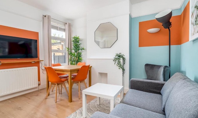 Watford Casa | "FurnishedRentals Direct" WiggenHouse Stylish 3 Bedroom house Sleeps 8 with Free Parking, 2 Bathrooms, near to Watford High Street and Watford Football Stadium, Suitable for visiting Harry Potter Warner Bros Studio and London