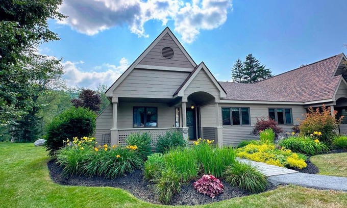 Rye Beach Casa | FV43 Bretton Woods single level home with AC on golf course