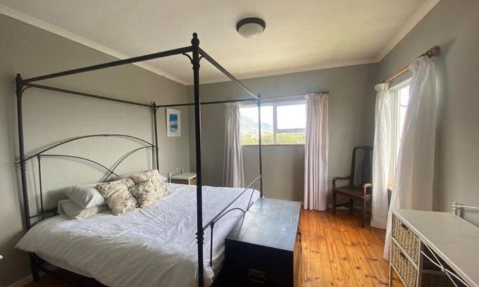 Betty's Bay Casa | Fynbos Lodge - a fynbos beach house