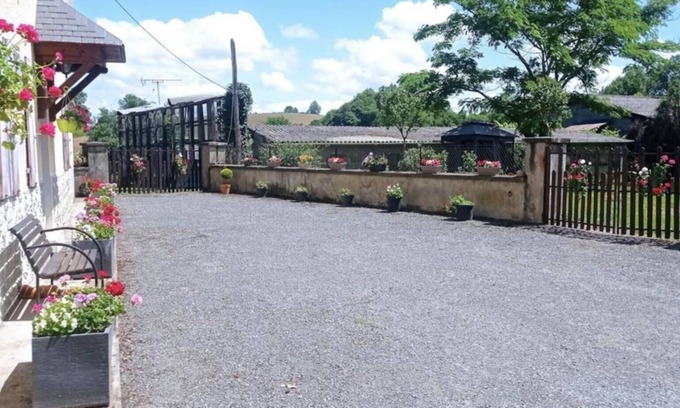 Eysus Casa | Casa rural Corine con vistas a la montaña y terraza privada