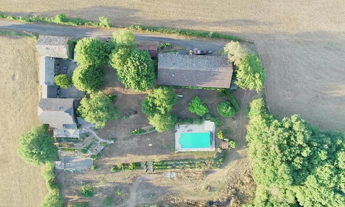 Crespin Casa | Gîte 'à la campagne' met gedeeld zwembad.