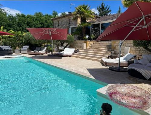 Sarlat-la-Caneda Casa | Gîte 1 à 6 personnes Rez de jardin de la villa piscine et sauna à partager Jacuzzi en option