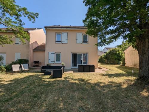 Ouzouer-sur-Loire Casa | Gîte 10 pers. avec jardin à 200m des commerces, proche Loire et forêt d'Orléans - FR-1-590-281