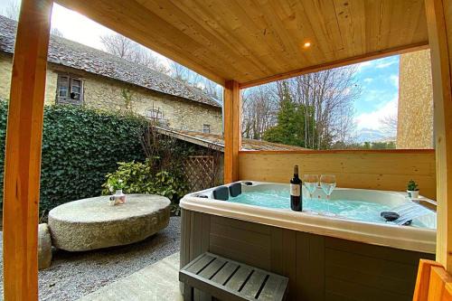 Les Sagnieres Apartamento | Gîte avec jacuzzi privatif