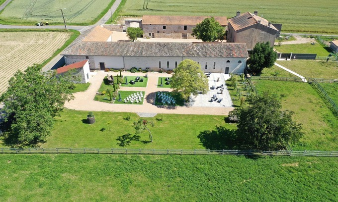 Montbellet Casa | Gîte & chambres d'hôtes - 24 pers, 8 chbres, 6 SDB - Charming, peaceful estate