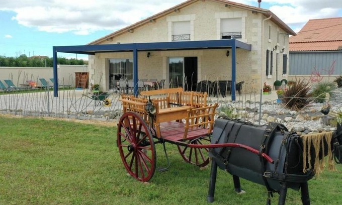 Salles-de-Barbezieux Casa | Gîte Charentais avec piscine, terrasse, et pêche - confort moderne et charme rural - FR-1-653-87