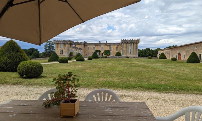 Cherves-Richemont Casa | Gîte charmant au cœur d'un château historique avec parc, proche de Cognac, idéal famille et nature - FR-1-653-167