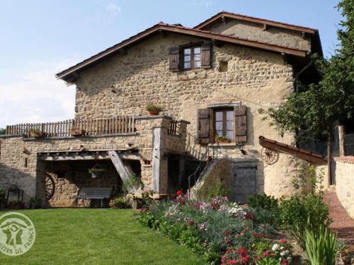 Chirassimont Casa | Gîte charmant avec four à pain, jardin, terrasse, jeux et poêle à bois, acceptant animaux - FR-1-496-137