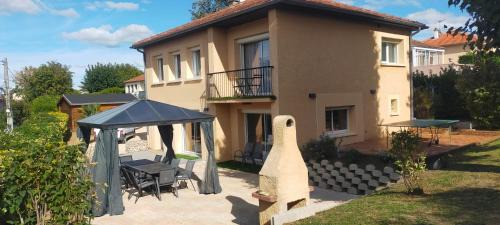 Feyzin Casa | Gîte climatisé à 15 min de Lyon avec jardin privé